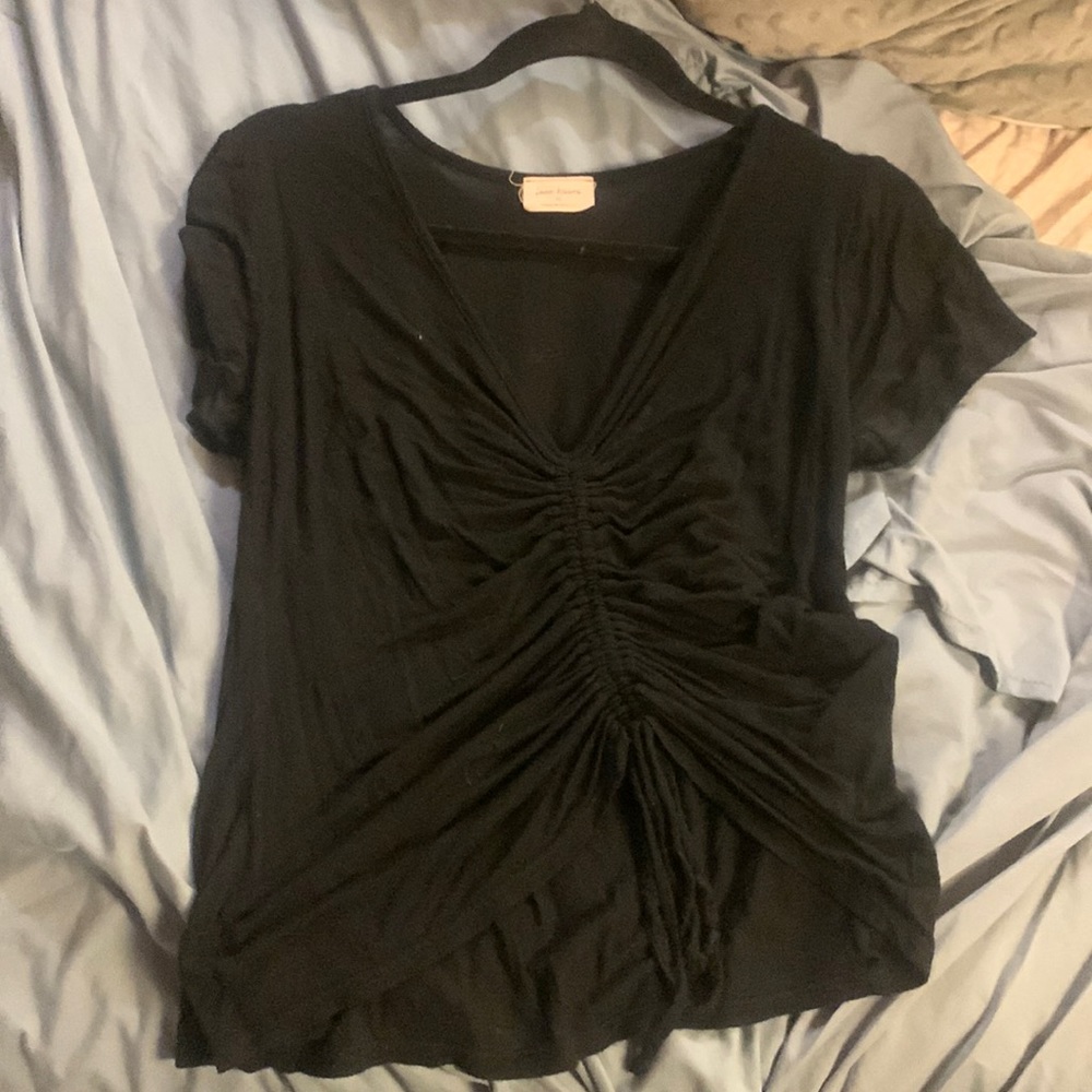Black middle sinch crop top